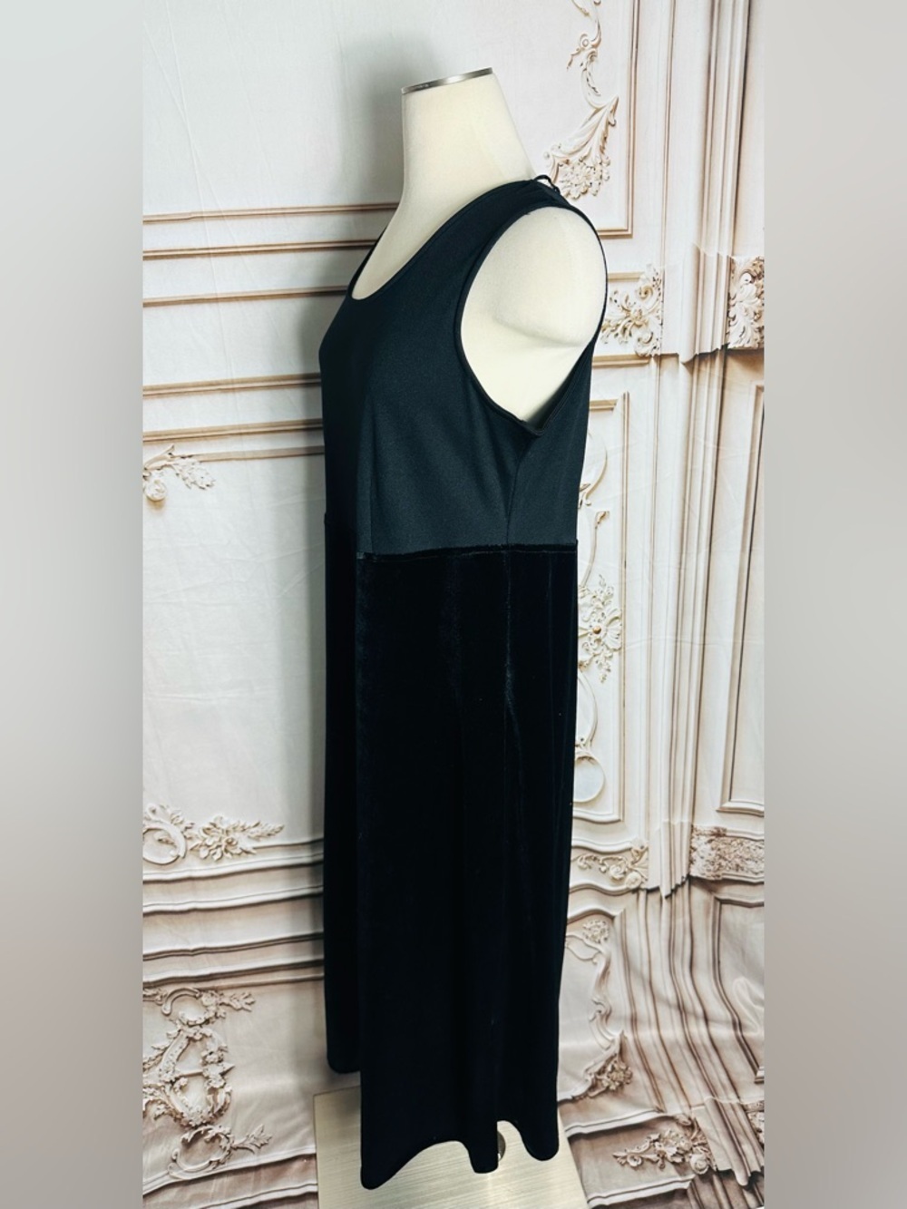 Black Sleeveless Velvet Maxi Dress - Women - Picture 5 of 8